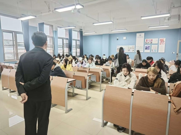 书声琅琅 笃学力行|中天书院—文学与传媒学院开展国庆返校后早读巡查